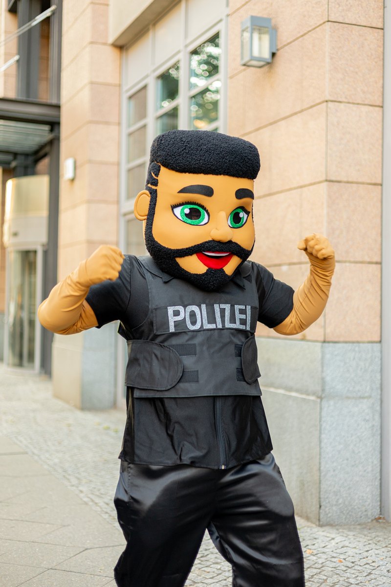 Polizist-Maskottchen von PartyMoments Berlin posiert auf der Straße
