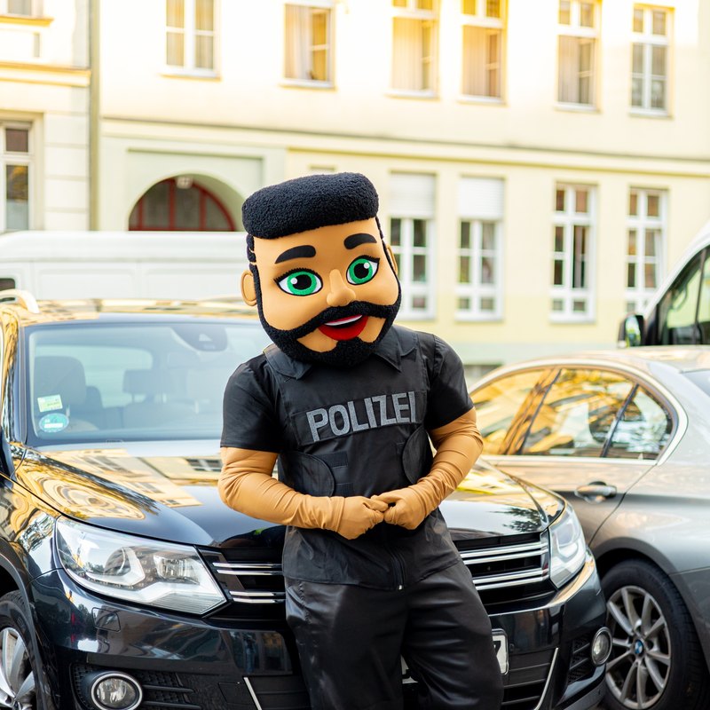 Polizist-Maskottchen PartyMoments Berlin – Auftritt 1