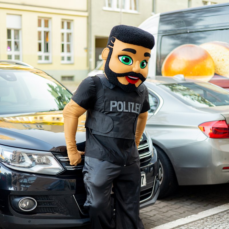Polizist-Maskottchen PartyMoments Berlin – Auftritt 2
