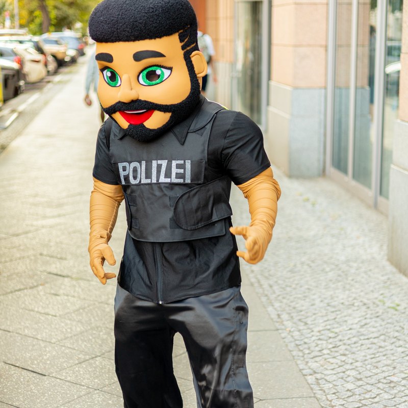 Polizist-Maskottchen PartyMoments Berlin – Auftritt 6